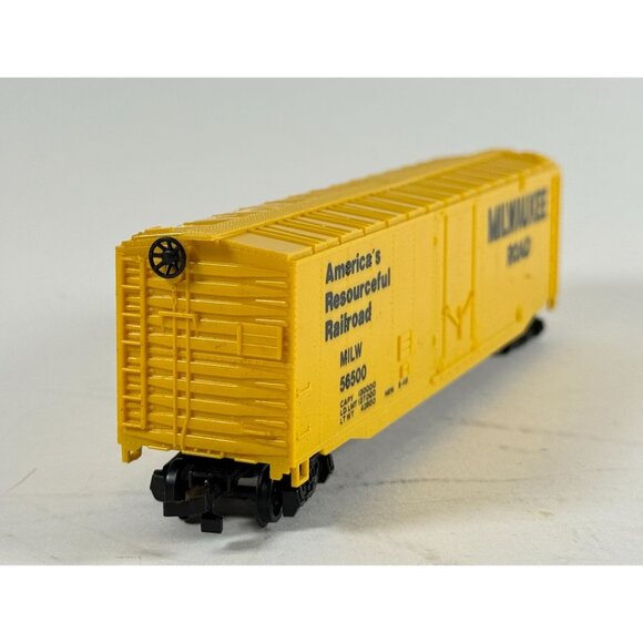 Bachmann HO Scale Milwaukee Road Box Car Yellow Model Train Freight - Picture 3 of 9